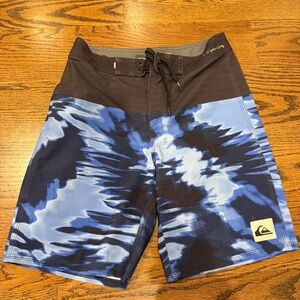 Quicksilver men’s blue tie dye board shorts